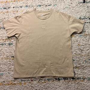 Nike Sportswear Premium Essential T-Shirt Khaki loose fit XL